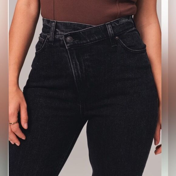 Abercrombie & Fitch Curve Love Ultra High Rise 90s Slim Straight Jean Black 4 - Picture 3 of 10